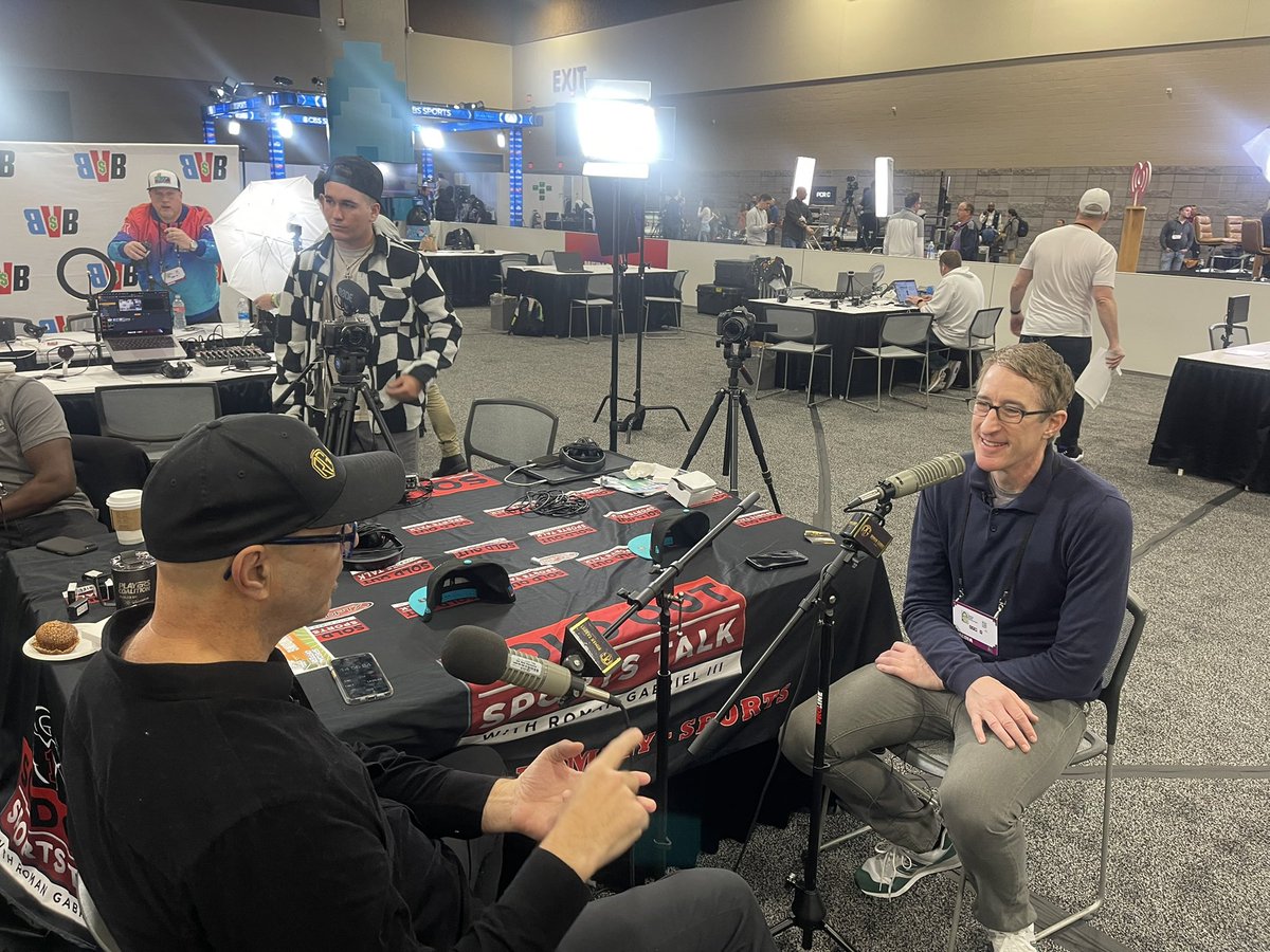 RomanGabriel3rd's tweet image. Sitting down w my buddy @andrewperloff @MaggieandPerl talkin all things @Eagles @CBSSports @dpshow #SuperBowl  @PhoenixAZ_ #mediarow @romangabrielsh1