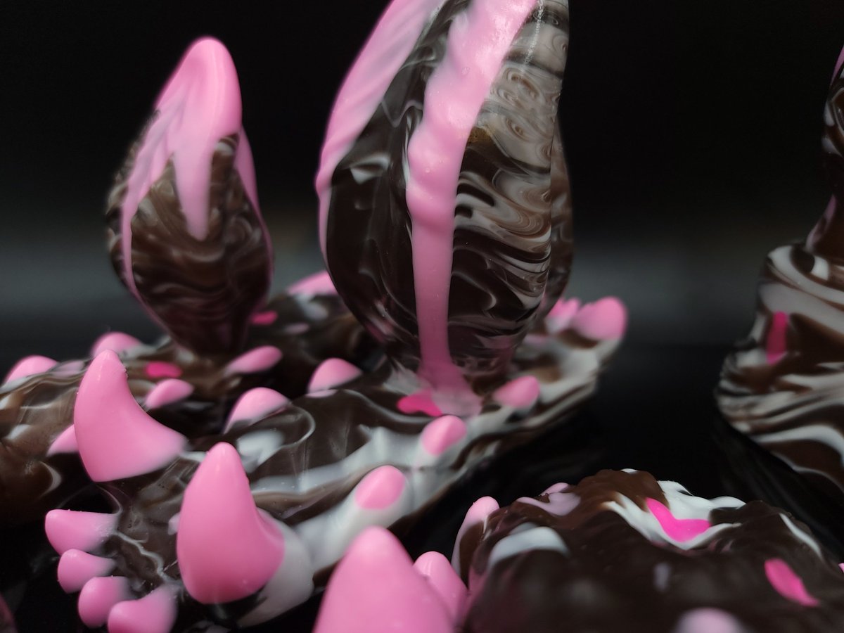 Last pours for tomorrow's drop! A small batch of chocolate strawberry friends that *aren't* flops this time :D 🍫🍓💖