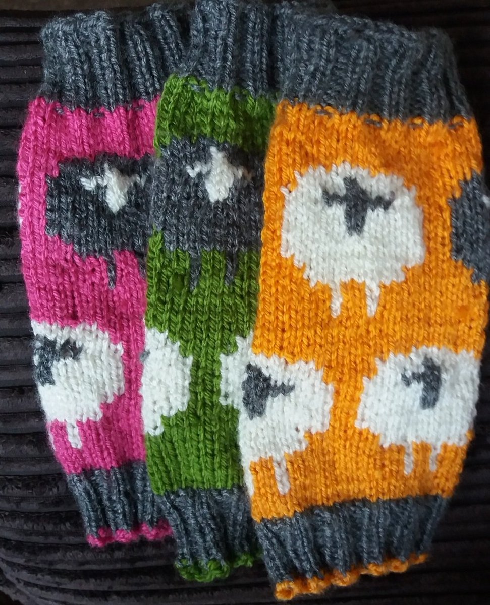 LouiseWalton78's tweet photo. Evening #womaninbizhour Here are my classic sheep wristwarmers which got posted to their new home this week..I also knit them in other colours 🐏💚🐑💕🐏🧡 https://t.co/YB9EEW2fkE https://t.co/tuWqZdAkG3