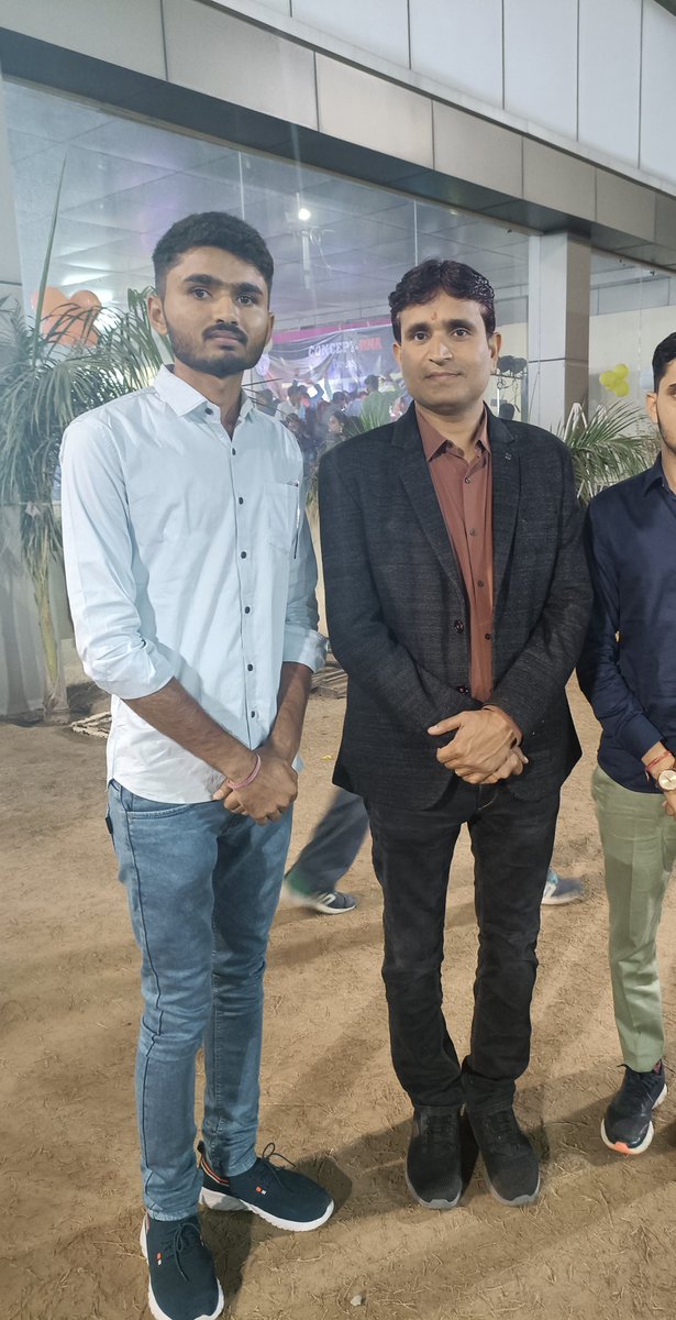 Suresh_Raj_2000's tweet photo. गुरु गोविंद दोउ खड़े, काके लागू पाय।
बलिहारी गुरु आपणे,गोविंद दियो बताए।।

अन्तर्मन में भेद कर, फर्श से अर्श व शून्य से शिखर तक पहुचाने में एक गुरु का अहम योगदान होता है।
तुम्हारे साथ ये मौसम फ़रिश्तों जैसा है 
तुम्हारे बा'द ये मौसम बहुत सताएगा
#conceptrna https://t.co/htdZh1J8Rd