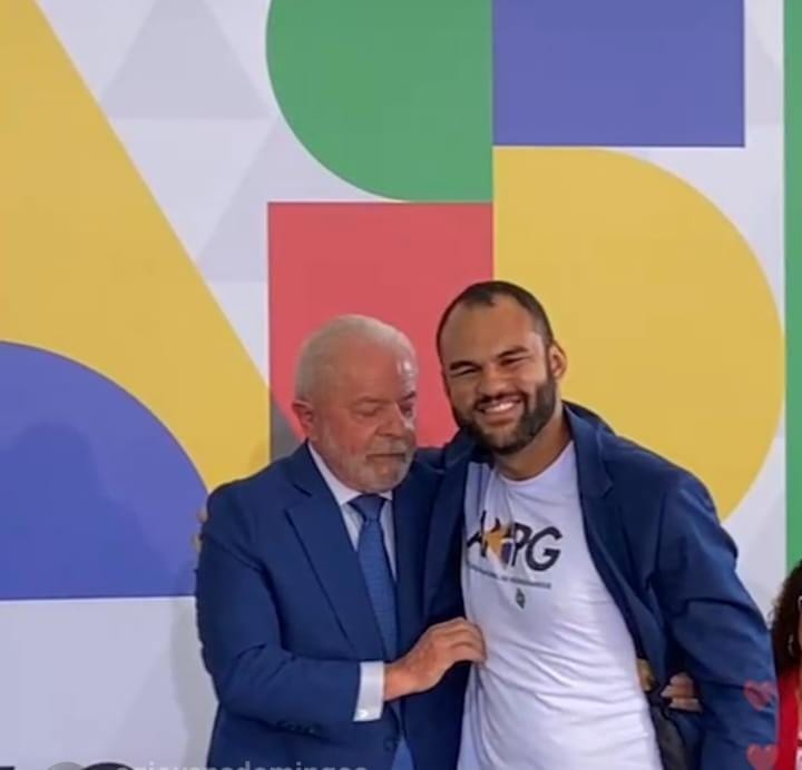 anpg's tweet photo. HISTÓRICO! O presidente @LulaOficial, que será o primeiro mandatário a anunciar o reajuste das bolsas, cumprimenta @rogeanvinicius. presidente da ANPG. Agora a ciência é prioridade! #ReajusteJa https://t.co/R4GAmvtWaL