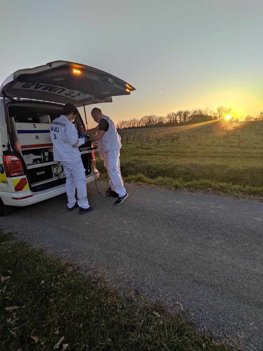 ACASMUR33's tweet photo. Du lever au coucher de soleil nos ambulanciers SMUR sont là pour accompagner et aider médecins et infirmiers auprès des victimes 
@FrcsBraun @Sante_Gouv @StanGuerini @SFMU_MS @CHUBordeaux votre soutien leur est précieux et indispensable 🚑 https://t.co/URlbv1Jbv9