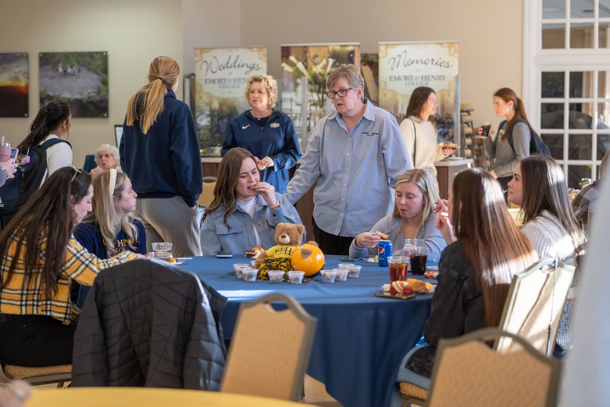 EmoryHenry_WBB's tweet image. Just a few pictures from our alumni event last weekend!! Thank you to everyone that attended and helped prepare!! It was great having so many of you back!! 💛💙🐝🏀