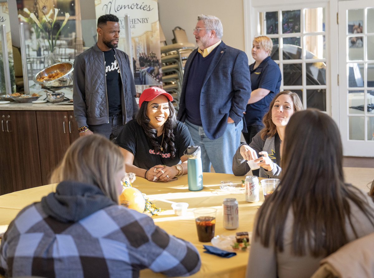 EmoryHenry_WBB's tweet image. Just a few pictures from our alumni event last weekend!! Thank you to everyone that attended and helped prepare!! It was great having so many of you back!! 💛💙🐝🏀