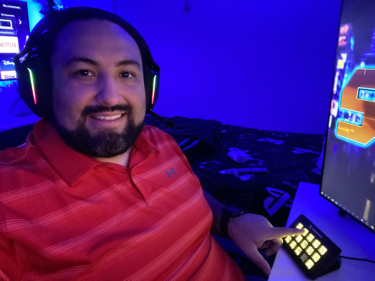 S3CTORMX's tweet photo. Foto 1 año 2015 el primer StreamDeck / Foto 2 año 2023 #StreamDeckMK2 como avanza la tecnología!!! 🖤@elgatoES https://t.co/9wxhvd6tcS