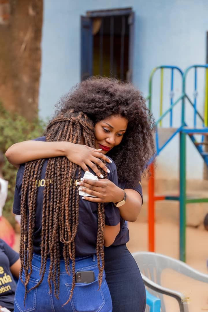 desireluzindaf1's tweet photo. A short story of the very first time Phiona met @DesireLuzindaUG at one of @desireluzindaf1 outreaches.  She was filled with immense gratitude and emotions.  We bless the Lord for an opportunity to serve. 
#hopereborn 
#windsofpurpose https://t.co/mqun2YbRRJ