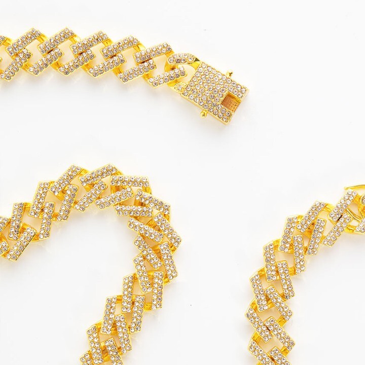 IcebaebaeC's tweet photo. 20” Cuban Golden Necklace rectangle link encrusted with silver zirconia - R320

This luxurious necklace is crafted with triple-a grade rhinestones and plated in gold. It's the perfect way to add a touch of luxury to your everyday look. And at an affordab… https://t.co/UO0TEQDivC https://t.co/4kWWs7gasK