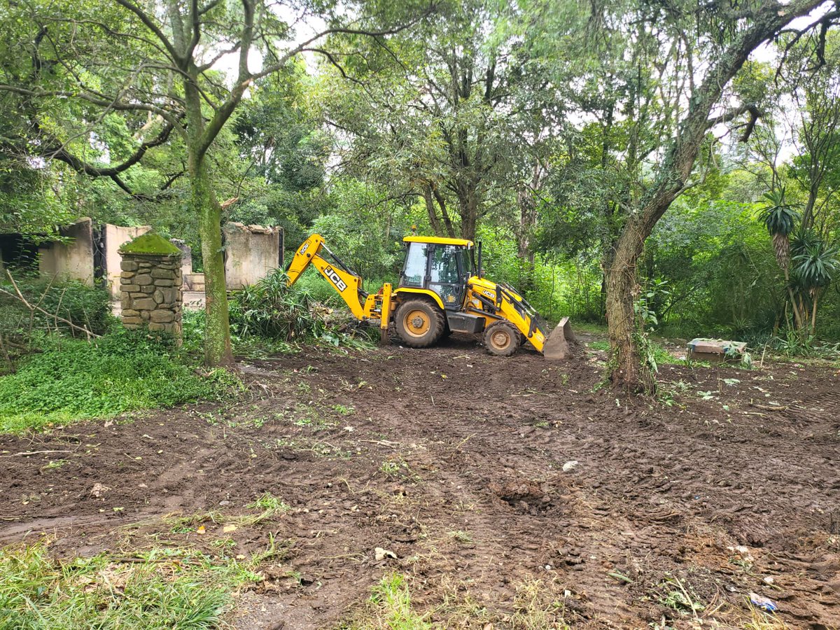 MayorPappas's tweet photo. The parks and gardens sub-directorate started to tackle the overgrown area at Howick Falls at the old bush golf site. 

We are waiting for AMAFA approval to demolish the building and continue with redevelopment of the area.

Thanks @hazellake https://t.co/8ycwOZt9q0