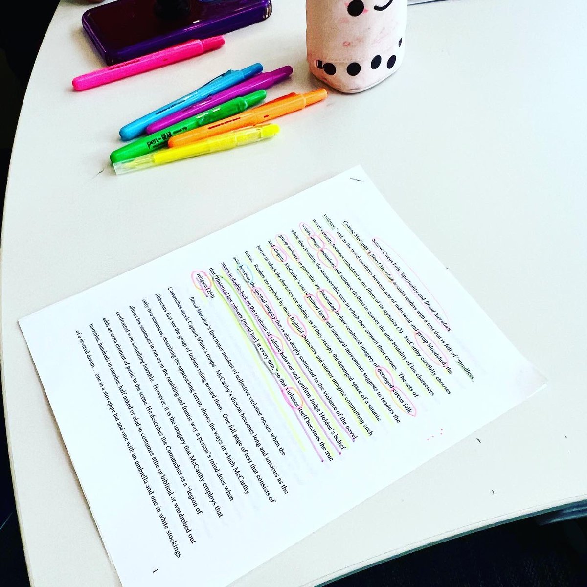Color-coding a literary analysis paper with AP Lit! 🌈💚✍🏻

@BryanAdamsHS @DISD_Libraries 

#write #literaryanalysis #aplit #english #highschool #library #colorcode