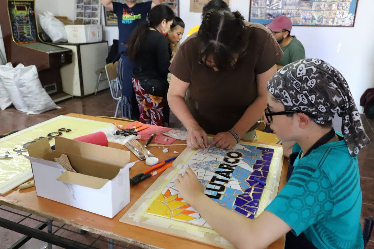 MunicipioValpo's tweet photo. ¡HERMOSO! 🏡 Vecinos y vecinas de C° Toro fabrican cada martes y jueves señaléticas en mosaico, con el nombre de las principales avenidas de su barrio✊. Este taller se realiza en la sede del Club Deportivo La Campana y se enmarca en desarrollo del Programa #QuieroMiBarrio 💚 https://t.co/7gGoEA5ciN