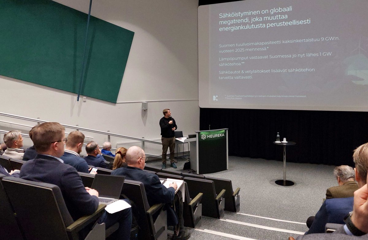 Tämänpäiväisessä SULPUn seminaarissa aiheena oli lämpöpumppujen rooli vihreässä siirtymässä. Lämpöpumput ovat yksi ratkaisu kysyntäjoustoon, mitä tarvitaan enemmän, kun siirrytään uusiutuvaan energiaan. Lämpöpumpuilla on käyttöä myös teollisuudessa fossiilienergian korvaajana.👌