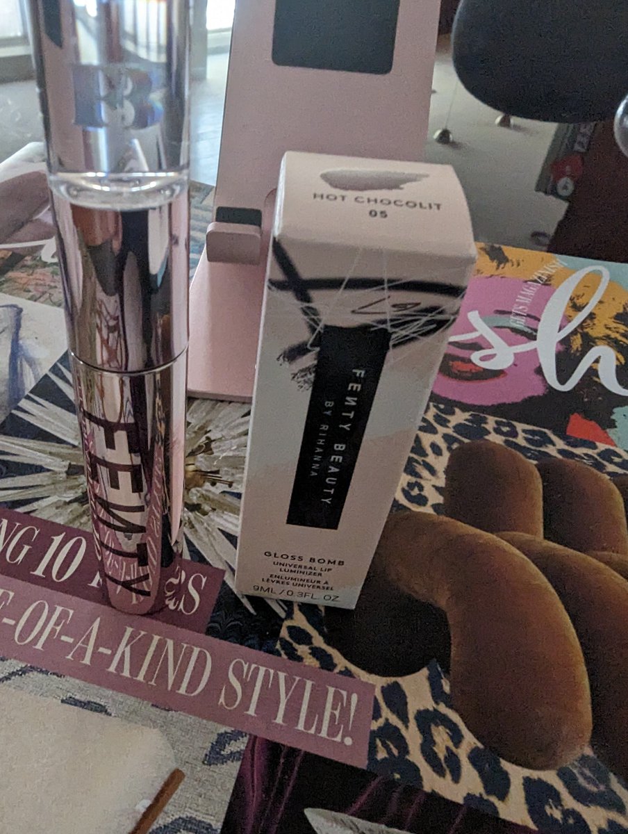 Wooo, my @fentybeauty came in!

Ordered post #FentyBowl halftime show (Sunday) & arrived this afternoon. That's what I call excellent supply chain management & service - got me ready for the long weekend activities 

Note: Peep the design on this #IconVelvet Lipstick tho👌🏿