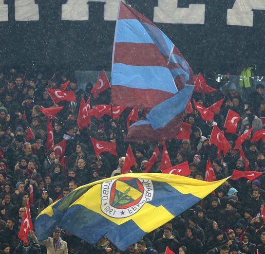 kuzeycevik1907's tweet photo. Ülkenin siyasetçileri şu kareye bakıp utanmalıdır‼️gurur duyuyorum ülkemin insanıyla gerektiği zaman nasıl Birlik olunur gösterdi dosta düşmana.

#TSvFCB #BasarılarTrabzonspor https://t.co/ph9bjKC1b3