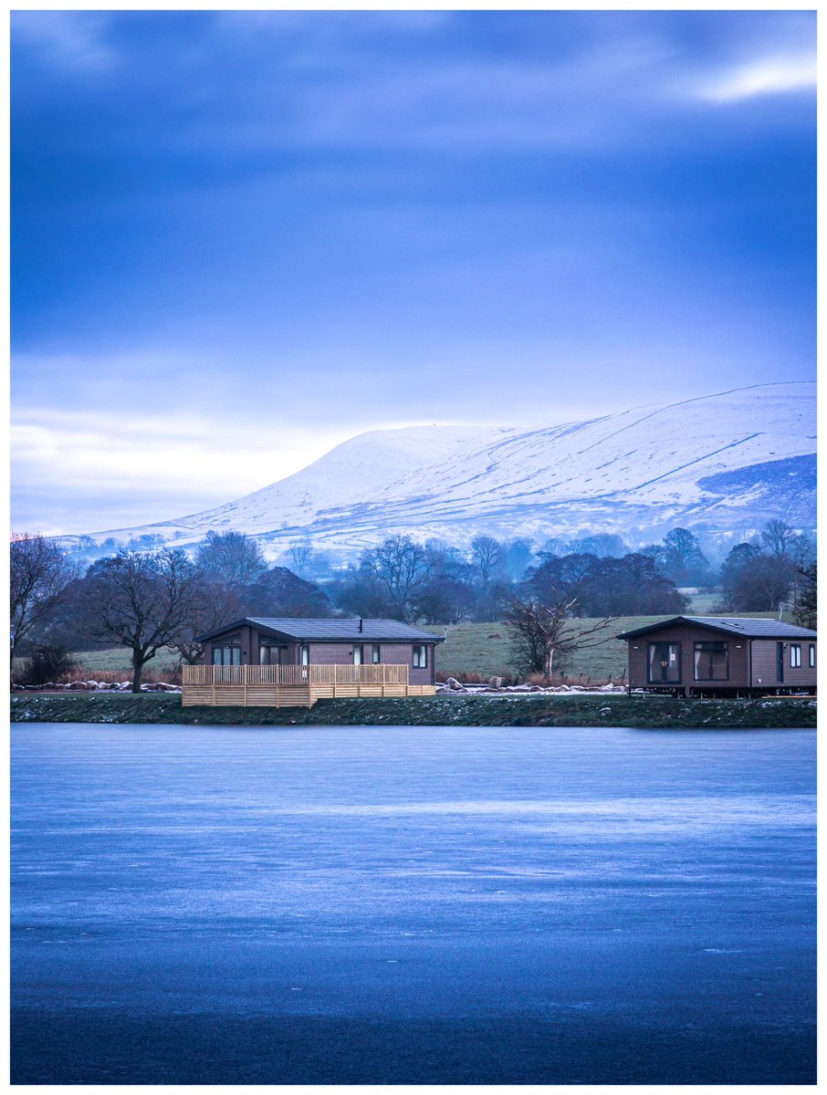 tonykirkphotos's tweet photo. January shots around the Ribble Valley. #ribblevalley #snow #landscapephotography #amateurphotography #Canon #canonphotography #ribblefm #pendle #pendlehill #morning #morningwalk #farming #farm https://t.co/RqQ6awUKc9
