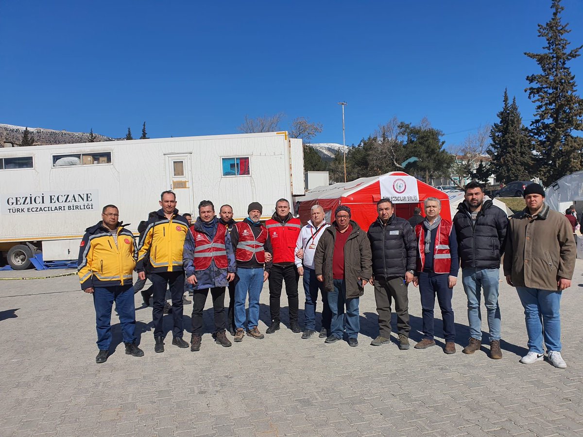 armanuney's tweet photo. Türk Eczacıları Birliğinin ve Bölge Eczacı Odalarımızın koordinasyonunda K.Maraş bölgesine kurduğumuz Sahra Eczanelerimizde,halkımıza ücretsiz ilaç/eczacılık hizmeti sunan gönüllü meslektaşlarımızın yanındaydık.Hepsiyle gurur duyuyoruz.Afetin yaralarını birlikte saracağız
#deprem https://t.co/Z8Lttht5hQ