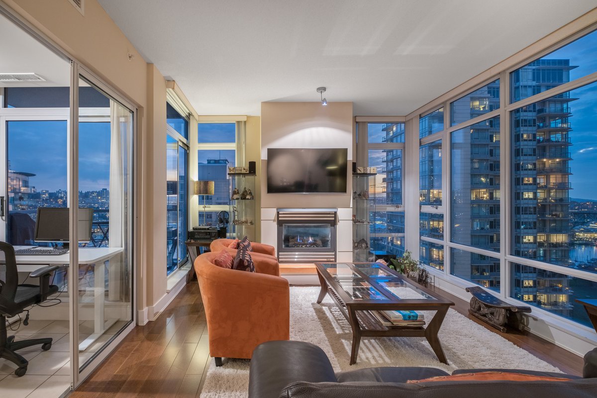 Welcome to 1906 1483 Homer Street. Looking for a luxurious waterfront living experience in the heart of Yaletown? Look no further than this stunning 2 bedroom plus den corner unit at The Waterford.
With fully air-conditioned... facebook.com/17131371622616…