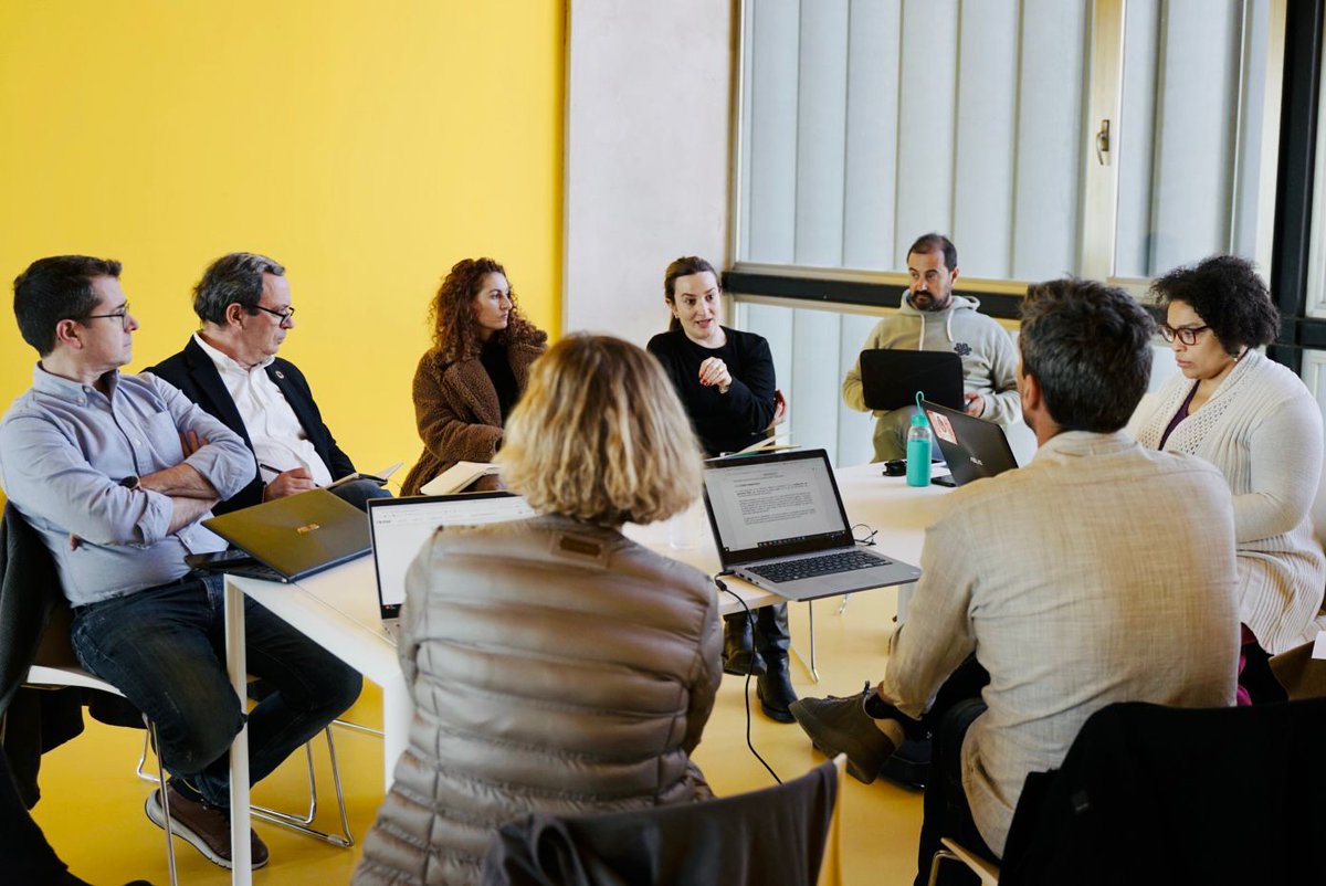 🇪🇸Reunión del proyecto para ver los últimos avances y ultimar detalles del encuentro de mañana

🇵🇹Reunião do projeto para ver o progresso mais recente e finalizar os detalhes da reunião de amanhã