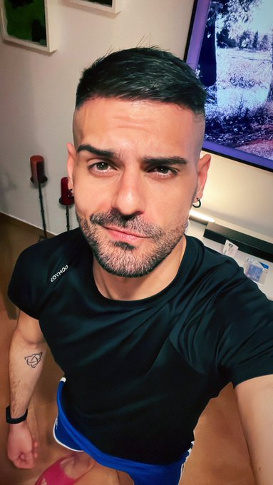 #haircut ✂️✂️✂️
Eh si, ho delle ciabatte rosa! 🦄 
#gay #gayita https://t.co/RWYKdB5ZC1