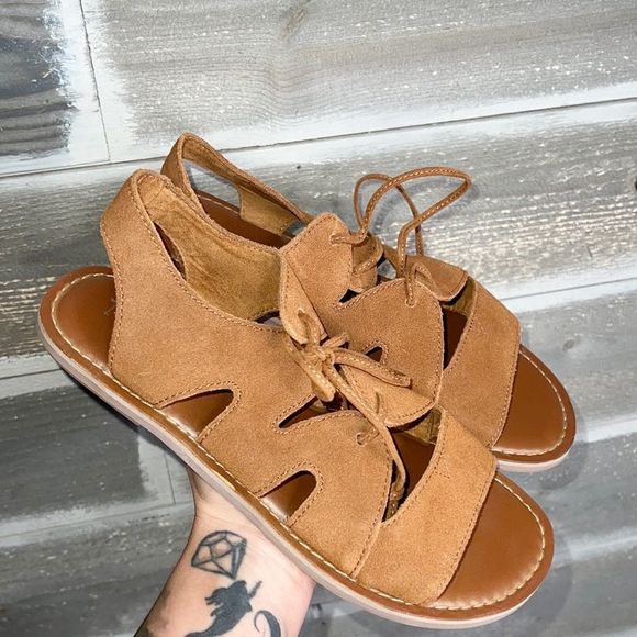Sashalb29's tweet photo. So good I had to share! Check out all the items I'm loving on @Poshmarkapp #poshmark #fashion #style #shopmycloset #toms #vintage #maurices: https://t.co/rHdvCt52ff https://t.co/nmJ8XFOqbh