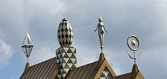 Chimni_Wiki's tweet image. The 'House For Essex' was commissioned for philosopher & critic Alain de Botton's Living Architecture programme. #HouseHistoryHour #ConceptArchitecture