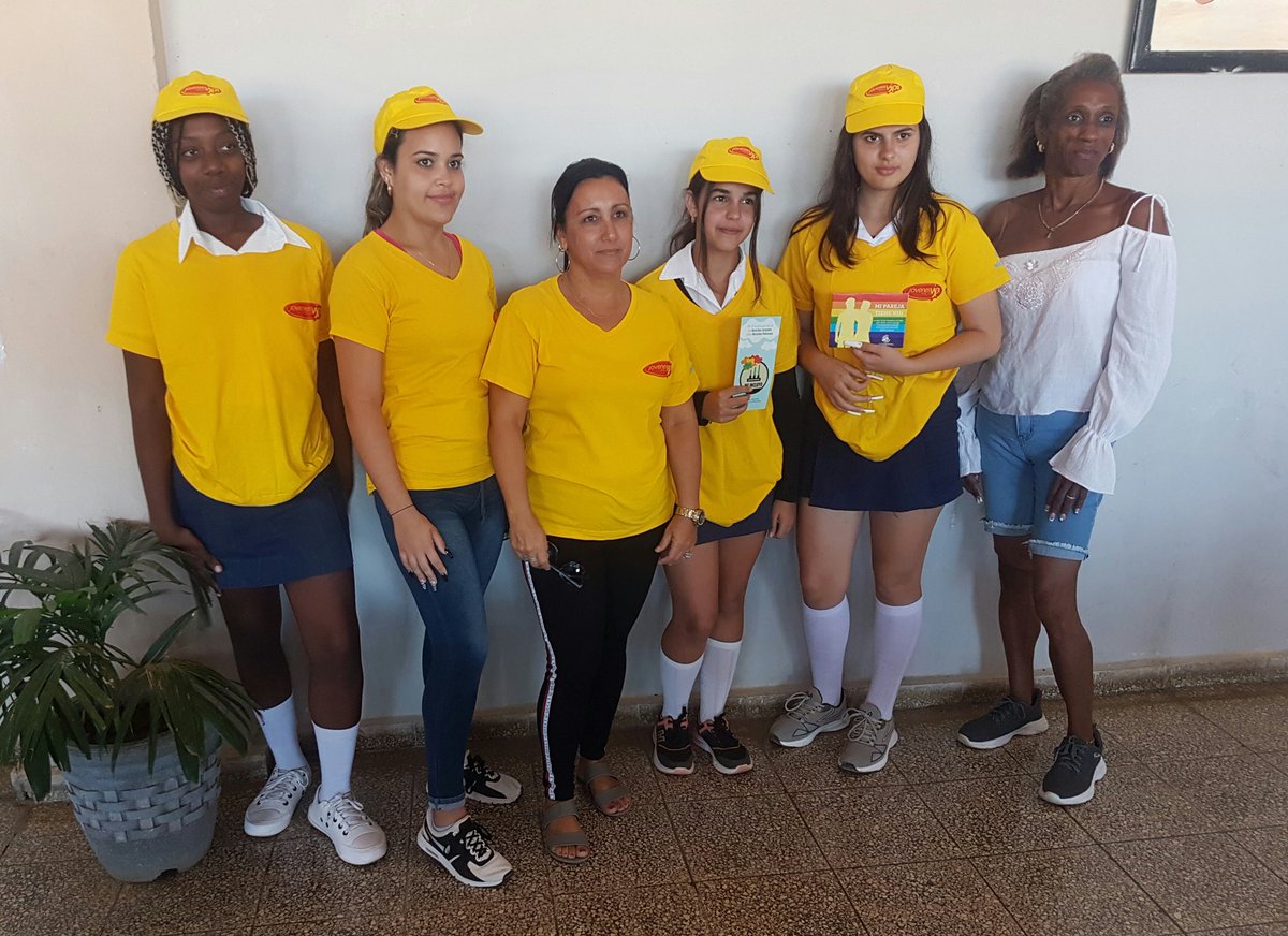 ComunicDMEColon's tweet photo. Taller de jóvenes y adolescentes dirigido por los promotores de Salud y Educación. Lluvia de ideas, conocimientos, intercambios.. sobre las ITS: consecuencias y protección que irradiarán en los centros educacionales en #ColonEnVictoria @CubaMined @comunicadoramtz @SuselyMorfaG https://t.co/XLF6mOR89s