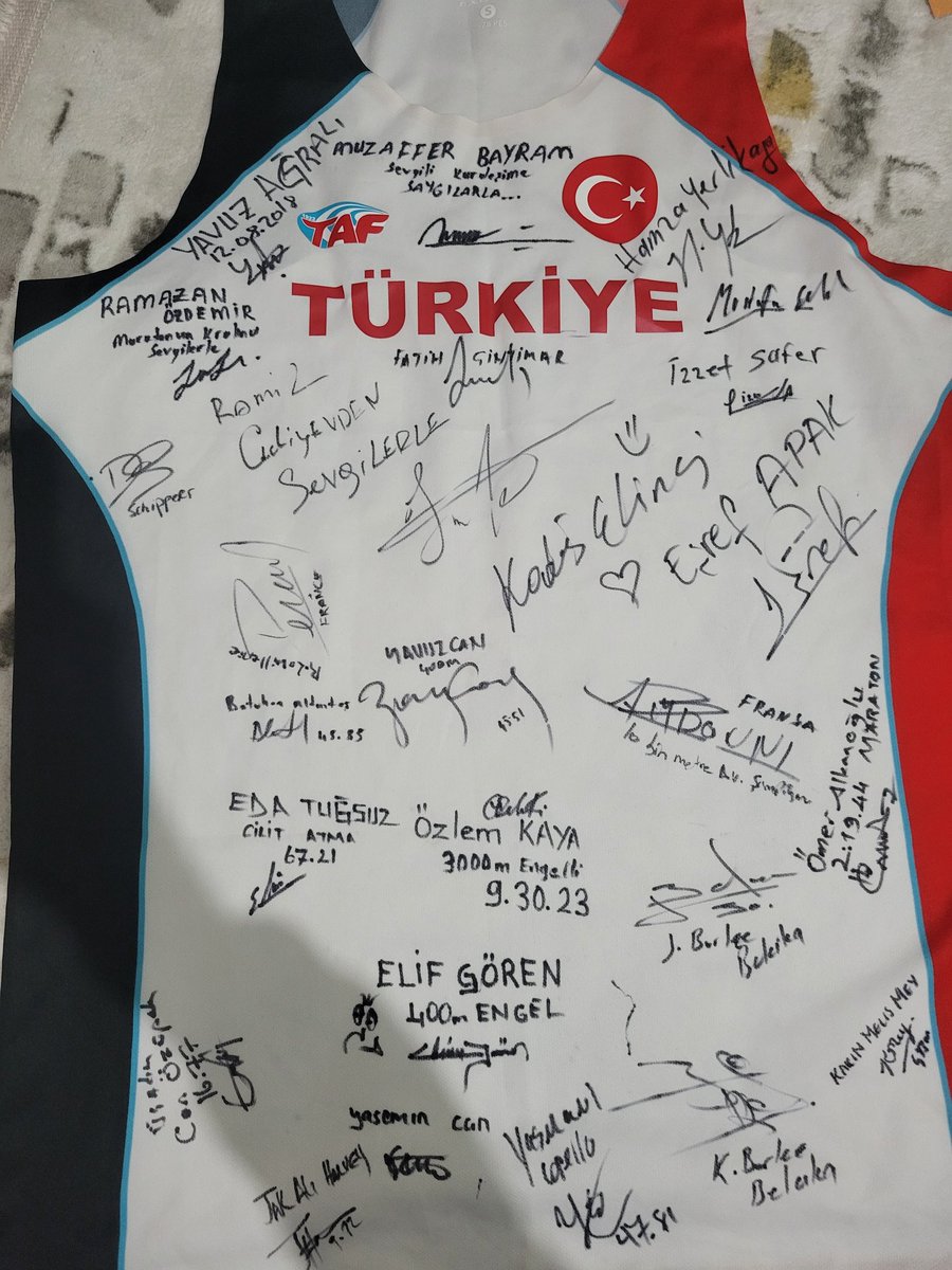 2016 Avrupa şampiyonasında tarihimizin en fazla madalya aldığımız ve yarı maratonda koşmuş olduğum,tüm milli takımın imzalandığı askılıyı açık artırmayla satışa sunuyorum. Gelirini <a href="/AFADBaskanlik/">AFAD</a> bağışlayacağım.
 <a href="/kasapoglu/">Dr. Mehmet Kasapoğlu</a> <a href="/Fatih_Cintimar/">Fatih Çintimar</a>  <a href="/bingolvaliligi/">T.C. Bingöl Valiliği</a> <a href="/hamzayerlikaya/">Hamza Yerlikaya 🇹🇷</a>