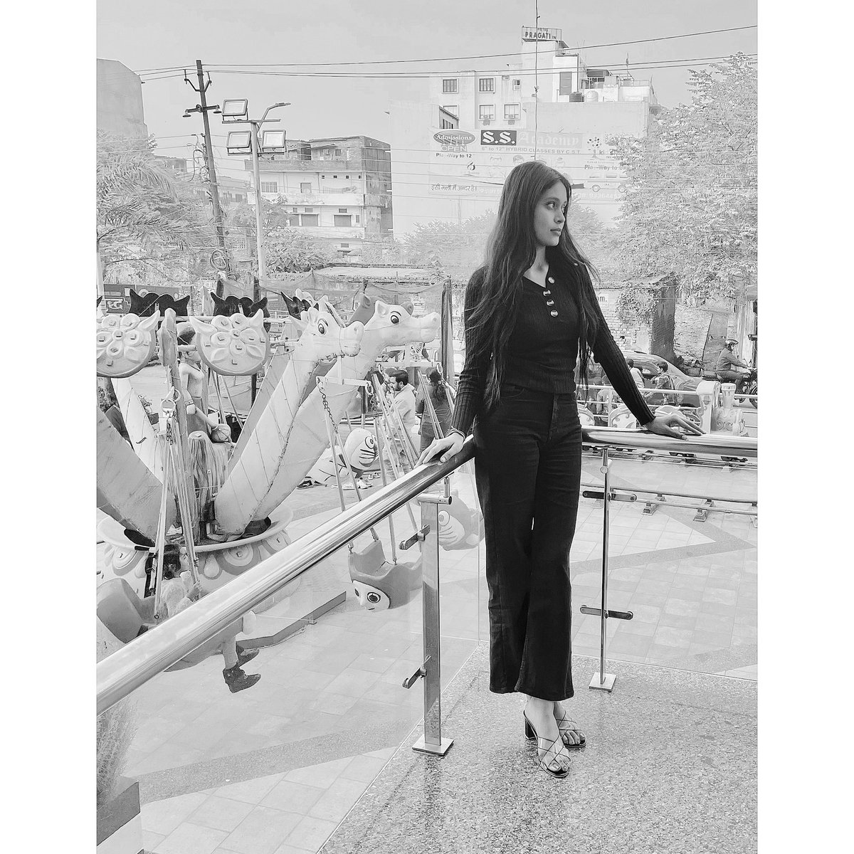 Vanshika1262's tweet photo. She is tired of getting hurt 🫰🏻🖤#knowyourplace #KeepYourselfCalm #twitterpost #Stay_This_Way #feels #peace #relatable #TruthMatters #wordsofpeace #foryourpage #twitter #truth https://t.co/TOUoIH17kf
