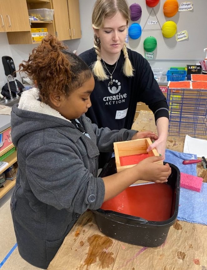 DVISD_SES's tweet photo. Students at Smith Elementary School got to work with Creative Action and found a fantastic way to recycle items that you were about to be thrown in the recycling bin, and instead create handmade paper! #LearningEveryday #ArtistsOnAMission #EnvironmentFriendlyProject https://t.co/LjuzeMJgrY