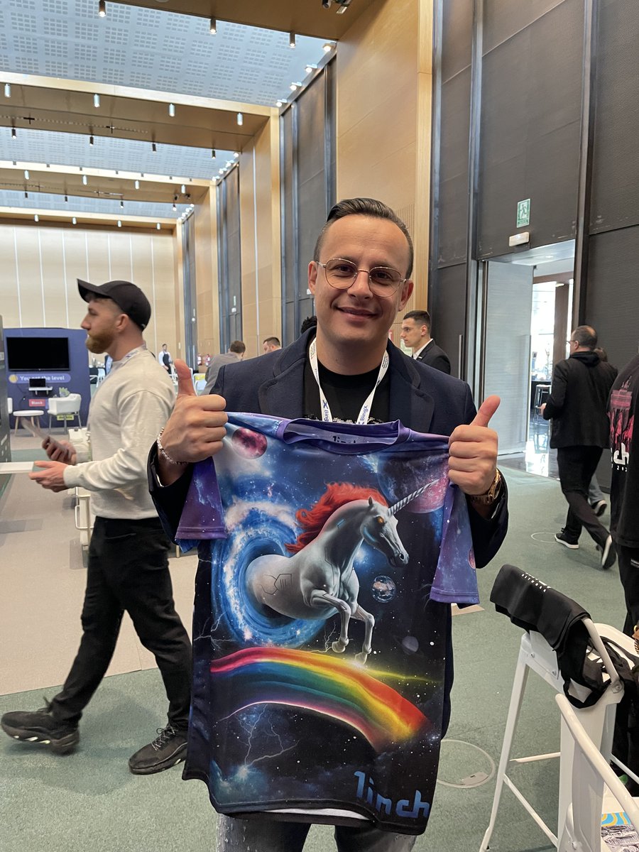 1inch's tweet photo. 2/ ⏰ Tomorrow, don't miss Francesco Abbate, finance and BD at #1inch, talking on the panel 'Leveling Up #DeFi' on the visionary stage at 11:30 GMT+1. 

Also, show off your skills in darts 🎯 at our booth! You can win awesome 1inch merch, so don't miss out on the fun! ✌️ https://t.co/dbvU9kl4t2