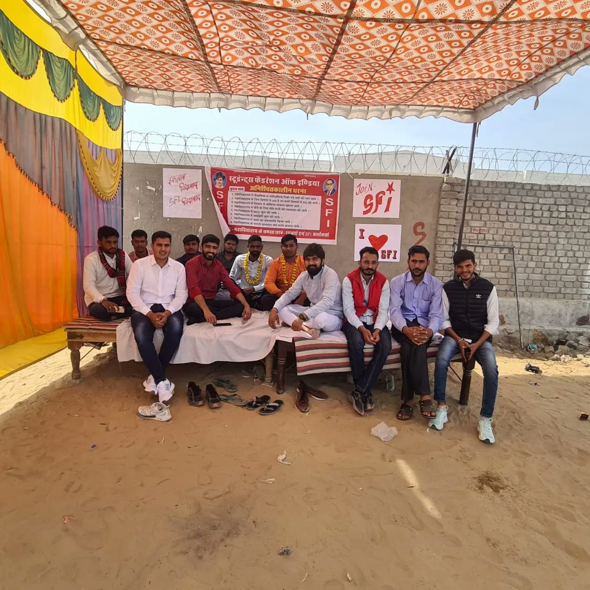 jhunjhunu_sfi's tweet photo. छात्र संघठन SFI ने आठ सूत्री मांगों को लेकर धरने के दसवें दिन कर्मिक अनशन शुरू किया।
*तहसील उपाध्यक्ष विकाश प्रजापति और दिनेश दायमा* बैठे कर्मिक अनशन पर बैठ।
#इंकलाब_जिन्दाबाद 
#SFI_जिन्दाबाद 
#अनिश्चितकालीन_धरना 
#SFI 
#sfi_मलसीसर 
#sfi_झुंझुनूं 
#JoinSFI 
#Be_a_complete_student https://t.co/zNP4HMmIqr