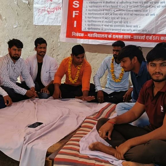 jhunjhunu_sfi's tweet photo. छात्र संघठन SFI ने आठ सूत्री मांगों को लेकर धरने के दसवें दिन कर्मिक अनशन शुरू किया।
*तहसील उपाध्यक्ष विकाश प्रजापति और दिनेश दायमा* बैठे कर्मिक अनशन पर बैठ।
#इंकलाब_जिन्दाबाद 
#SFI_जिन्दाबाद 
#अनिश्चितकालीन_धरना 
#SFI 
#sfi_मलसीसर 
#sfi_झुंझुनूं 
#JoinSFI 
#Be_a_complete_student https://t.co/zNP4HMmIqr