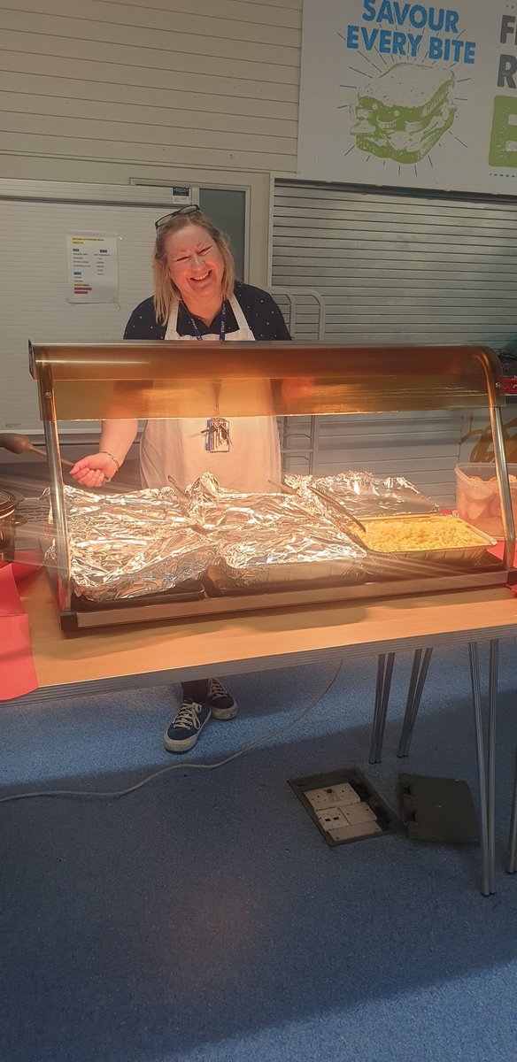 IRA_HomeEc's tweet photo. H.E department helping out and catering at the Valentine's film night for family engagement 🙌⭐💕🧁👩‍🍳👨‍🍳💜 #dreamteam  @IrvineRoyalAcad https://t.co/kakMFfUDgZ