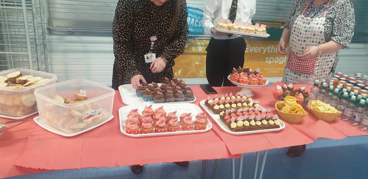 IRA_HomeEc's tweet photo. H.E department helping out and catering at the Valentine's film night for family engagement 🙌⭐💕🧁👩‍🍳👨‍🍳💜 #dreamteam  @IrvineRoyalAcad https://t.co/kakMFfUDgZ