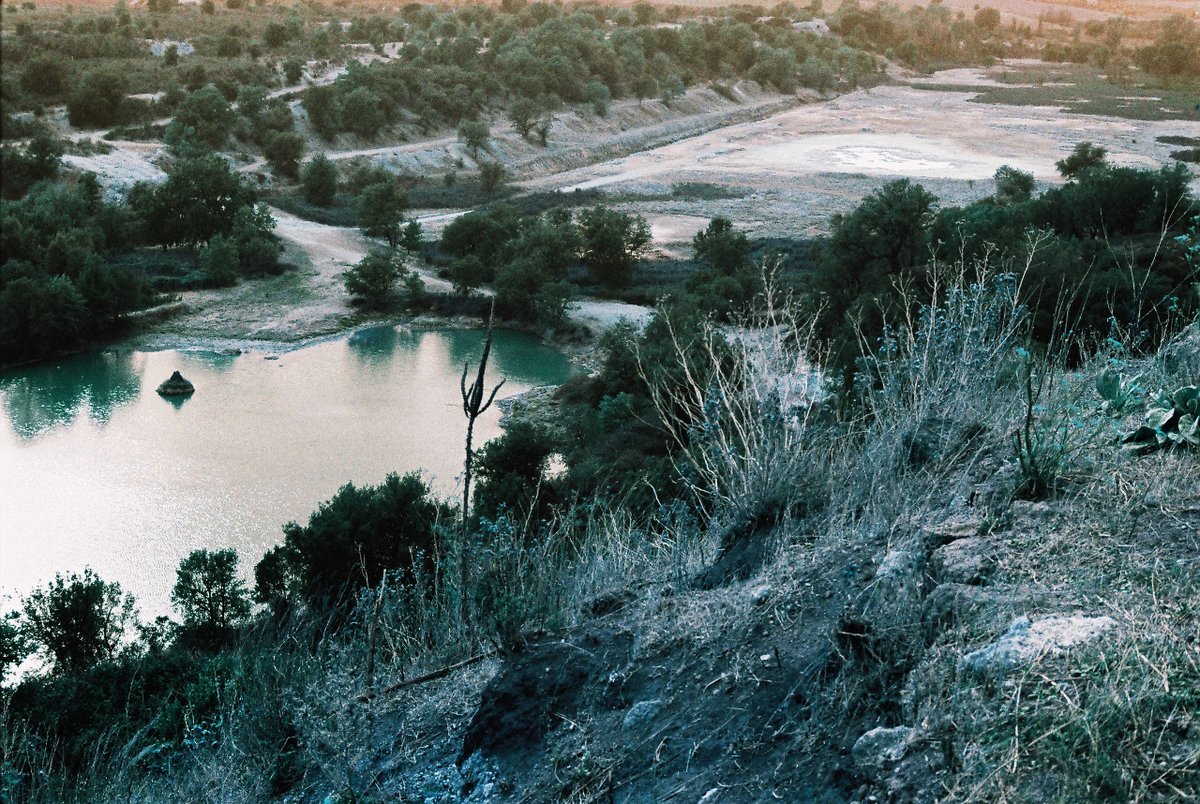 johbeil's tweet image. Lago della Solfatara from above. Leica R4, 50 mm Summilux, Lomochrome Turquoise. #HighAngle #landscape #lake #believeinfilm #35mm #Solfatara #Lazio #Italy #SulphurLake #filmphotography #turquoise