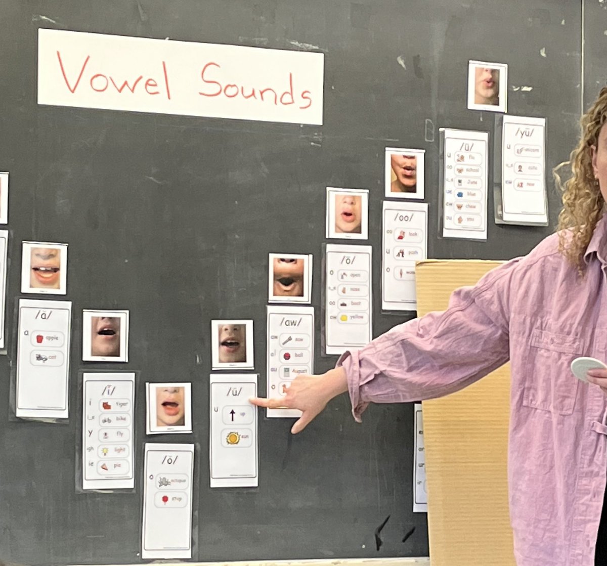 CVatOP's tweet photo. ⁦😁⁩ thank you Ms Levinson for helping the G2s (Voight) map our vowel sounds &amp; bring rm 11s sound wall into closer reach ⁦as a tool ⁦⁦@orioleparkjps⁩ @tdsb⁩ to help with our reading &amp; writing https://t.co/Wvl4K4p3JN