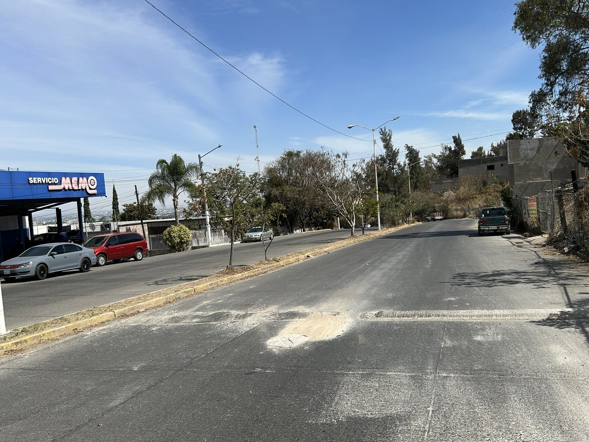 CharleeGlez's tweet photo. @GobTlaquepaque @CitlalliAmaya @Trafico_ZMG cualquier persona por decisión propia puede hacer un tope en cualquier vialidad y más en una Avenida? Esto en Av Tabachin el día de hoy amaneció un tope, por la calidad dudo mucho que haya sido realizado por el municipio https://t.co/nZfgFvTxaJ