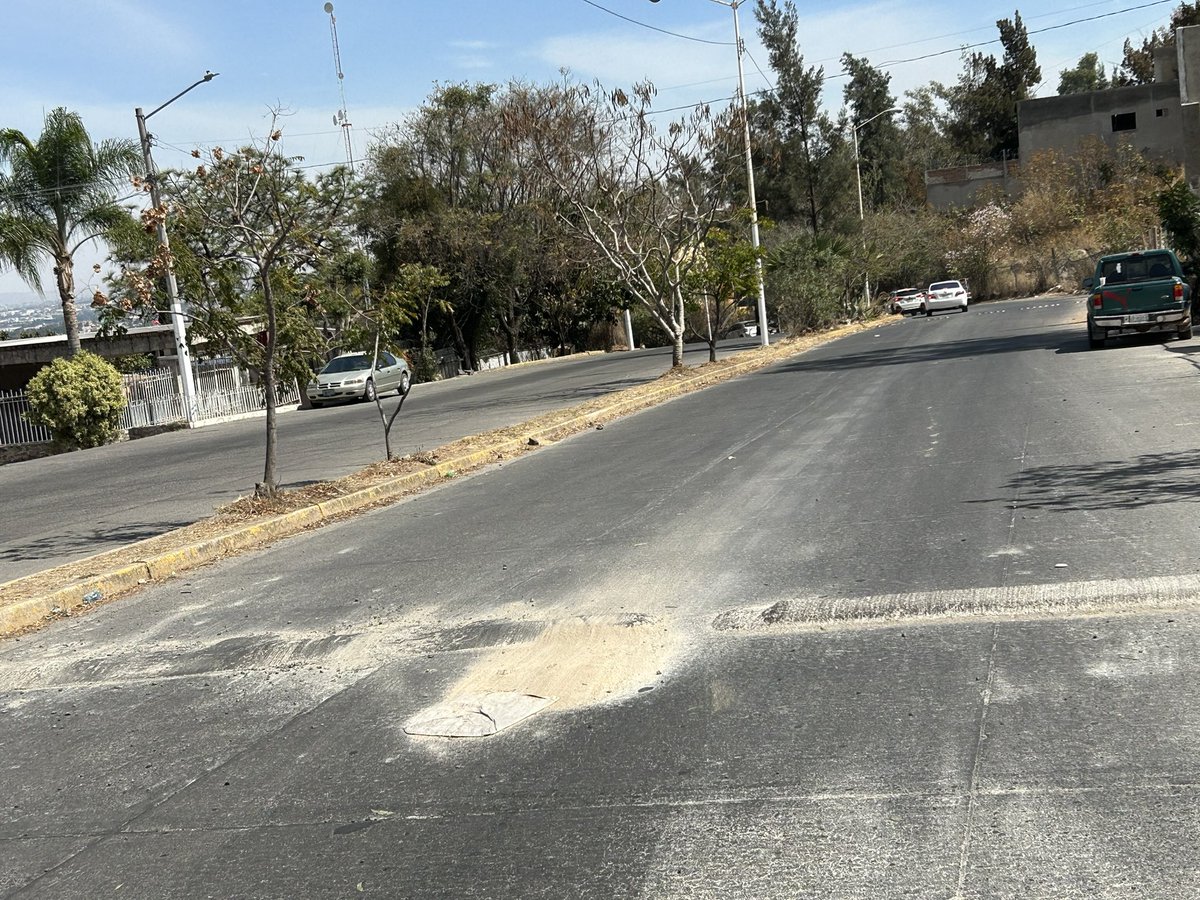 CharleeGlez's tweet photo. @GobTlaquepaque @CitlalliAmaya @Trafico_ZMG cualquier persona por decisión propia puede hacer un tope en cualquier vialidad y más en una Avenida? Esto en Av Tabachin el día de hoy amaneció un tope, por la calidad dudo mucho que haya sido realizado por el municipio https://t.co/nZfgFvTxaJ