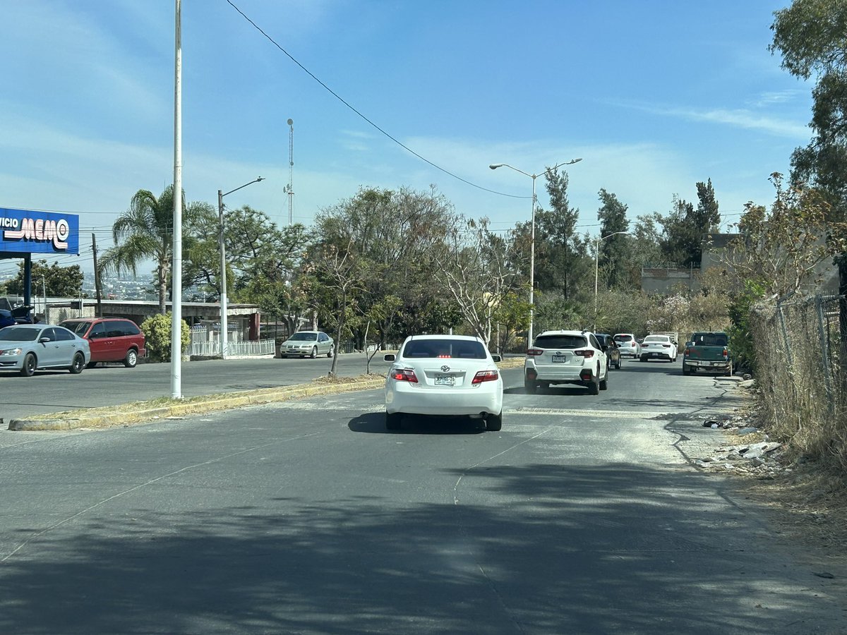 CharleeGlez's tweet photo. @GobTlaquepaque @CitlalliAmaya @Trafico_ZMG cualquier persona por decisión propia puede hacer un tope en cualquier vialidad y más en una Avenida? Esto en Av Tabachin el día de hoy amaneció un tope, por la calidad dudo mucho que haya sido realizado por el municipio https://t.co/nZfgFvTxaJ