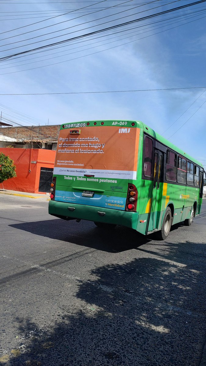 RodrigoD23's tweet photo. @TransporteJal Quiero reportar al chófer de esta unidad de la ruta A02(78C), maneja a alta velocidad, se pasa los semáforos en rojo, no espera a que la gente termine de bajar y cierra las puertas, va hablando por teléfono. https://t.co/SAyTUuThUg