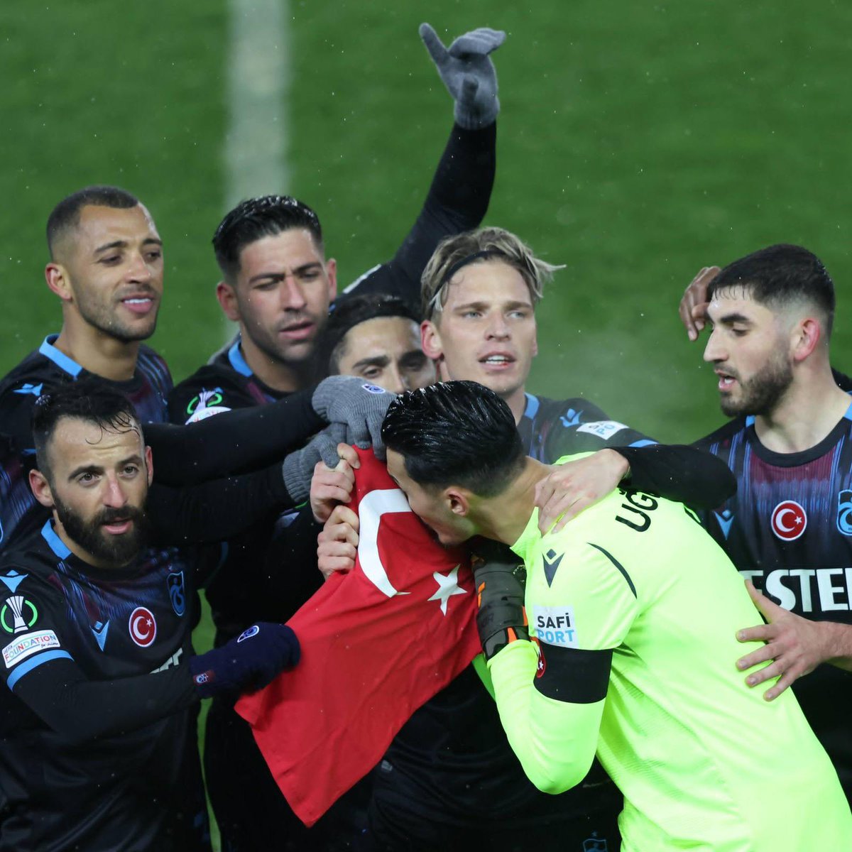 cakirugurcan96's tweet photo. Öyle zor bir zaman ki… Çok önemli bir avrupa maçını kazanıyoruz ama daha önemlisi,en önemlisi,bu birlik ve beraberlik.Ülkemizi,milletimizi biraz olsun mutlu edebildiysek,bir tebessüm oluşturabildiysek yüzlerde,işte o en büyük galibiyet,en büyük kazanç.  #HepBirlikteKazandık 🇹🇷 https://t.co/SG44J2wJWl