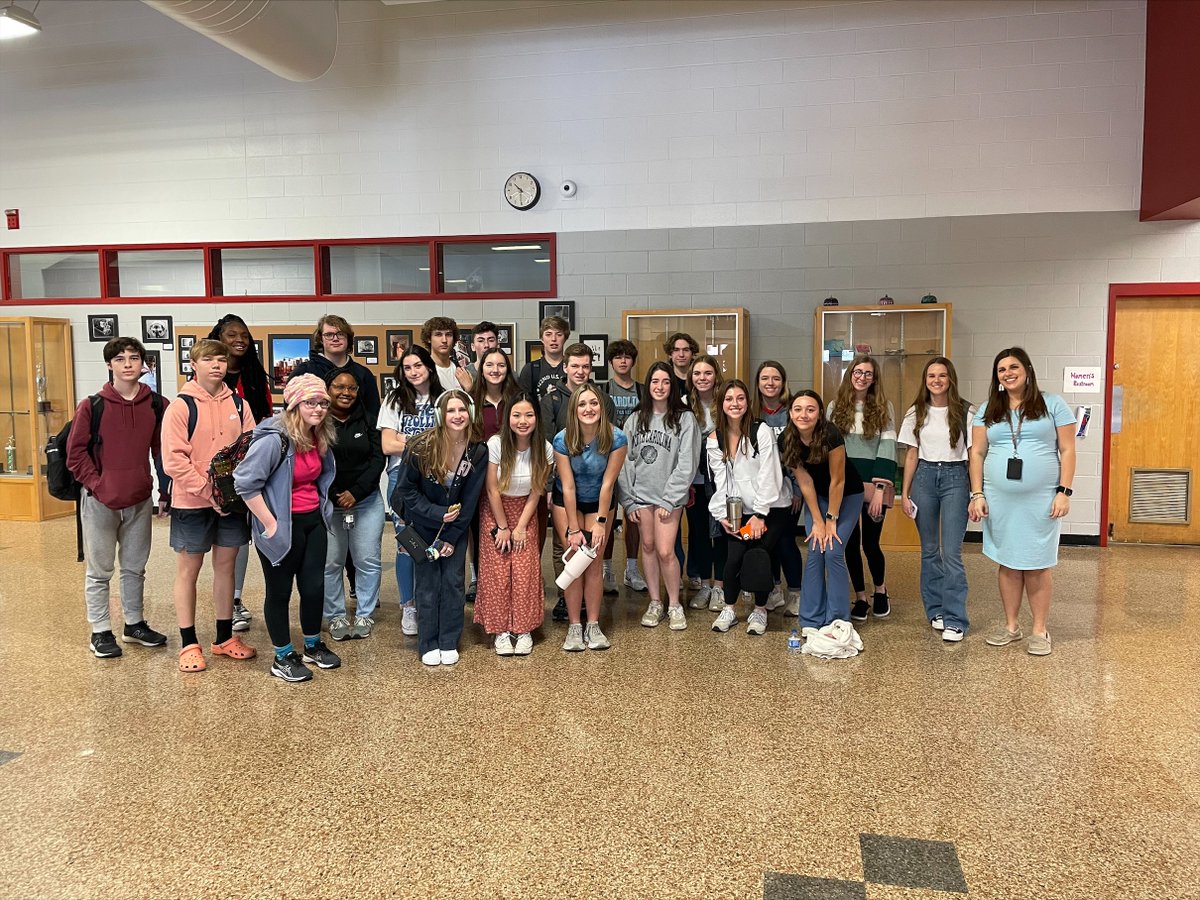 Congratulations to the 26 new inductees of Quill and Scroll, the International Honorary Society for High School Journalists. Students had to meet qualifications in academics and superior work in high school journalism. Congratulations to the new members! 

#PHamily #uniPHied