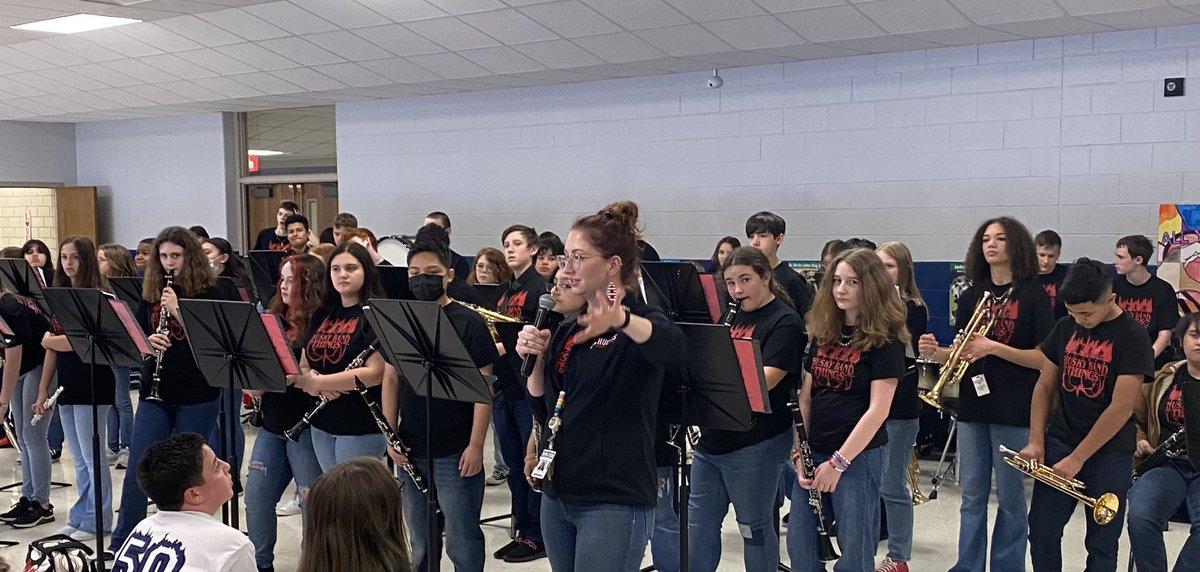 MarlaBennett1's tweet photo. Hughes Middle School Band came and played for our 5th grade today! Go Huskies! ⁦@MoundMustangs⁩ https://t.co/lBpdCFEHKM