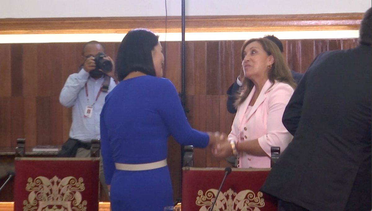 en serio: en un mercado periodístico *normal* alguna de estas dos imágenes habría sido portada de todos los diarios y abridora de todos los noticieros. periodísticamente son muy buenas (relevantes, llamativas, etc). 

que no lo hayan sido, revela que la situación no es normal