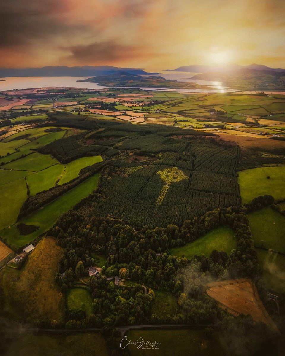 ‘The Emery Celtic Cross' Killea overlooking Inishowen. This giant 100m long cross is now known as the 'Emery Celtic Cross' which is proudly named after its creator Liam Emery. 📷 Chris Gallagher #emerycelticcross #donegal #wildatlanticway #ireland #irelandaily #Everyone