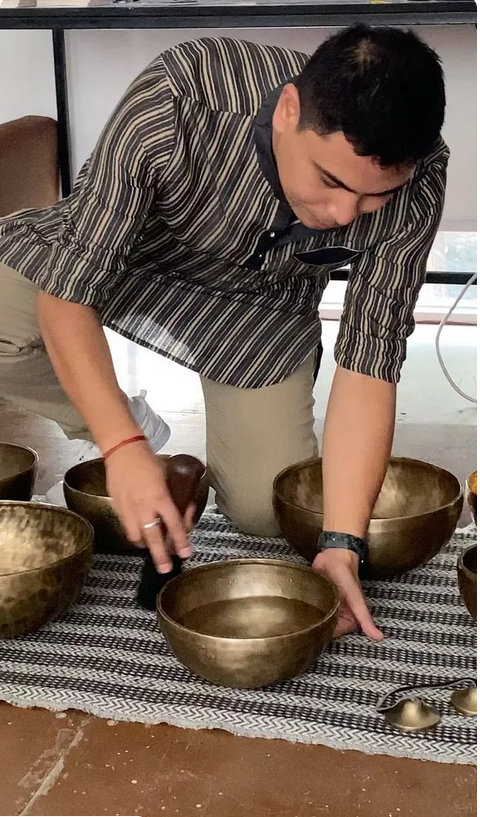 Join Creative Nepal event to experince Abhishek Chitrakar's Himalayan singing bowl sound therapy live from Kathmandu & art making with Saima Khan this Fri 17th Feb, 11.45am to 1.15pm GMT. DM me for Zoom link🇳🇵 @CreativeN_epal @SensoryObjects  @RSPH_artshealth 
 @RanjitaDhital