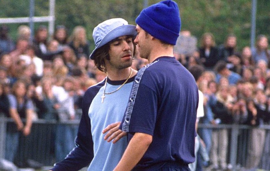 crockpics's tweet photo. Liam Gallagher &amp; Damon Albarn in 1996. https://t.co/ZoNyF6e8G1