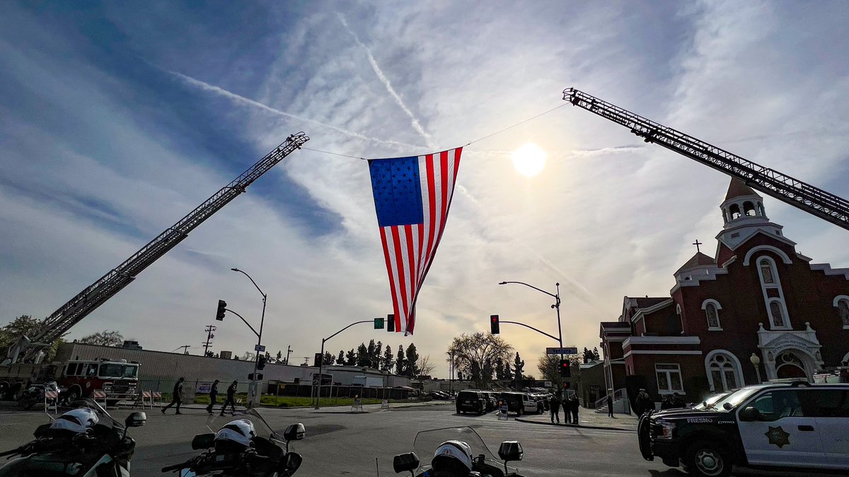 CityofClovisCA's tweet photo. The City of Clovis honors and remembers fallen Selma Police Officer Gonzalo Carrasco. Hundreds of mourners attended Officer Carrasco’s funeral in downtown Fresno Thursday. Our condolences to the Carrasco family, Selma Police Department, and the entire city of Selma. https://t.co/EwVHYZGnCU