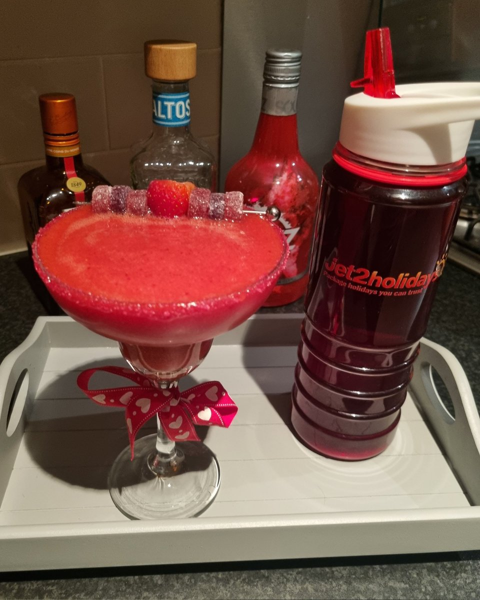 Theyorkflowerco's tweet photo. The "Jess Glynne" cocktail. As Jet2 celebrates it's 20th birthday the same week it became the UK's largest tour operator, it is only right I pay homage to our queen! @jessglynne @jet2tweets https://t.co/5fdUkymPKi