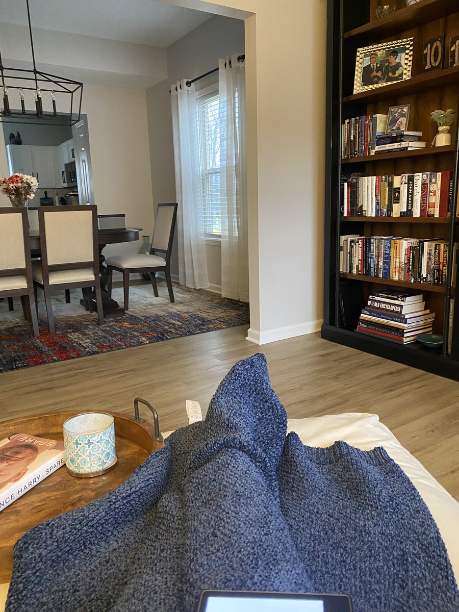 My favorite view…just need someone to light that candle! 😃📖📚
#reading #rainyday