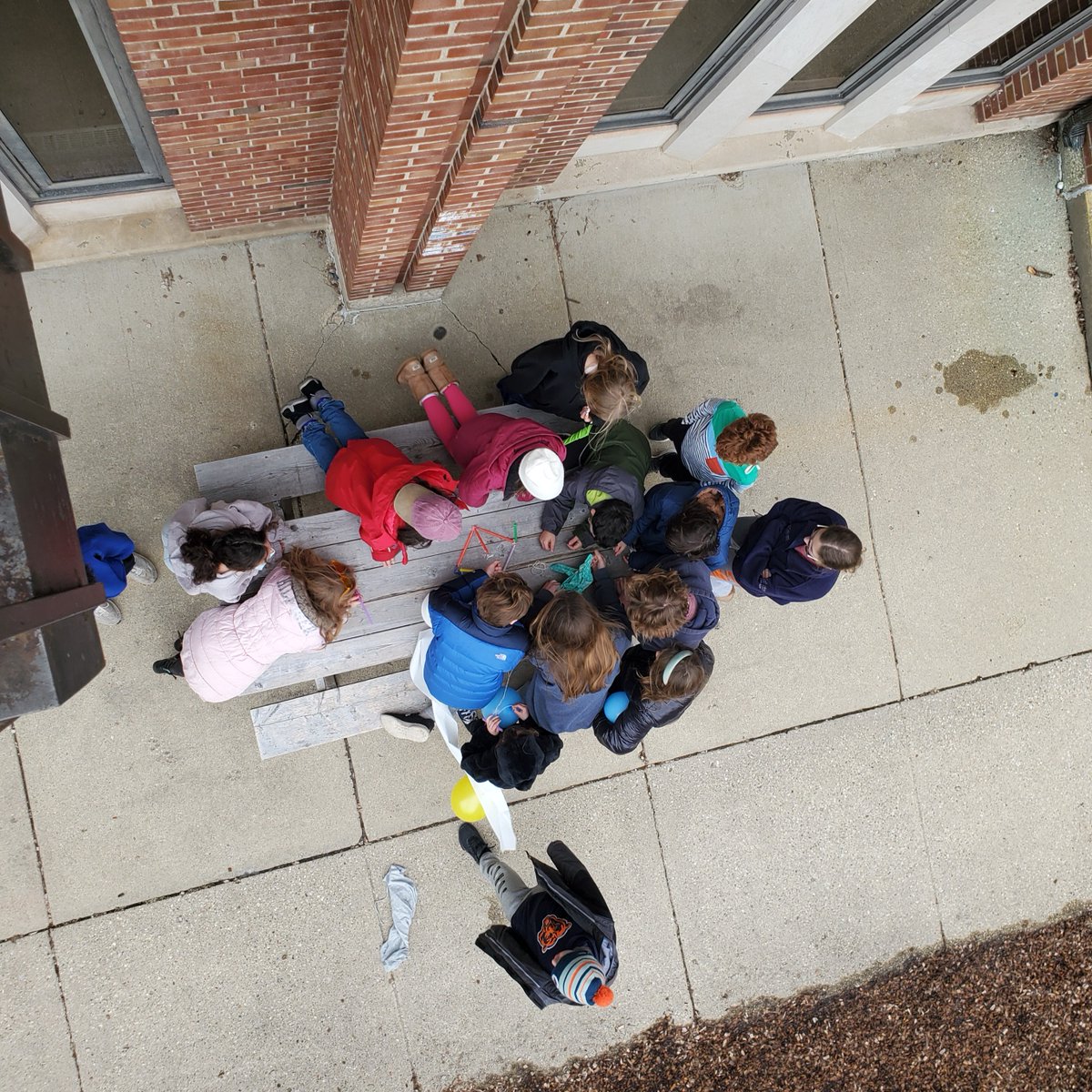 BakerDemSchool's tweet photo. 🥚 Drop! Our Middle School students participated in an egg drop science experiment! https://t.co/S8gMhSbr3Y